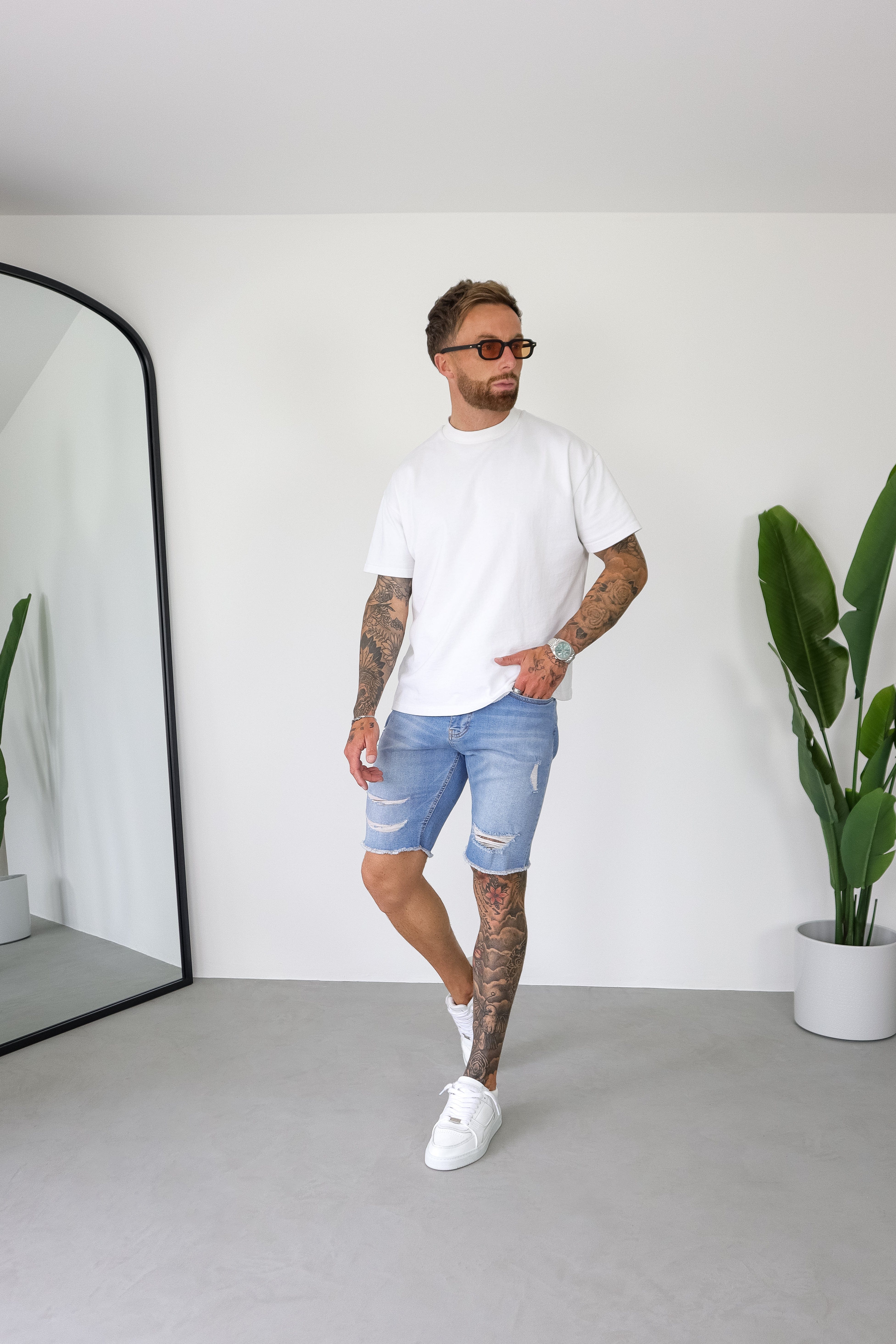 SLIM DENIM SHORT - LIGHT BLUE RIPPED - Image 3